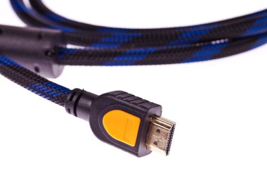 Beyaz arkaplanda HDMI kablosu izole edildi
