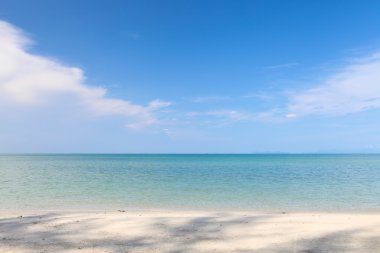 plaj ve mavi gökyüzü