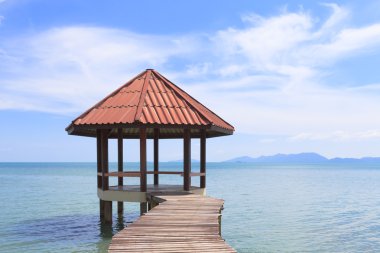ahşap iskele ile deniz köşk