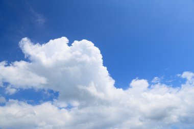 Bulutlu mavi gökyüzü