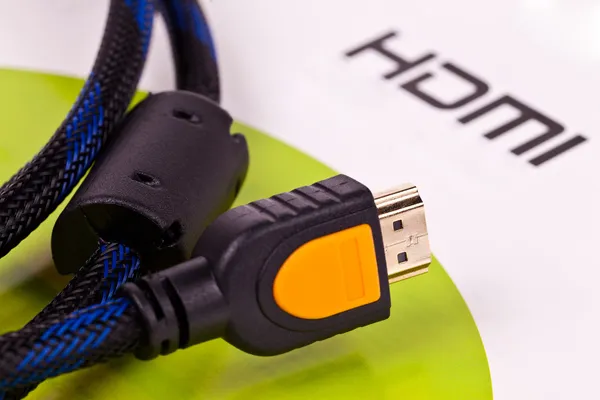 Câble HDMI isolé sur fond blanc — Photo