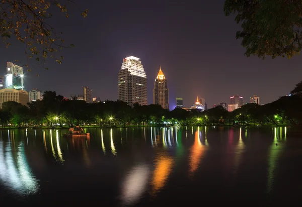 Night scene of Bangkok skyline at dusk from Lumphini Park — Stock Photo, Image