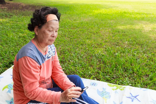 Mujeres mayores con teléfono móvil — Foto de Stock