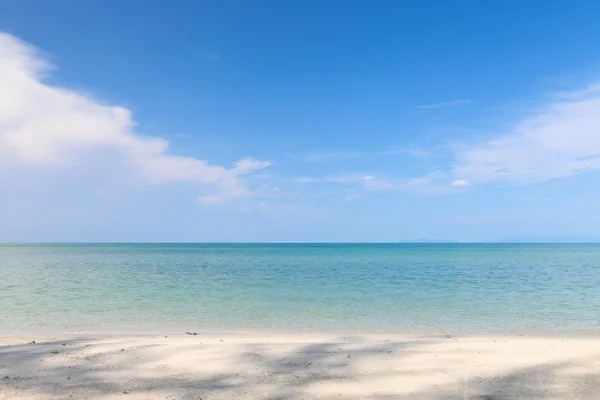 Plaża i niebieski niebo — Zdjęcie stockowe