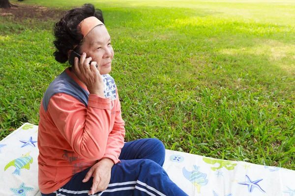 Mujeres mayores con teléfono móvil —  Fotos de Stock