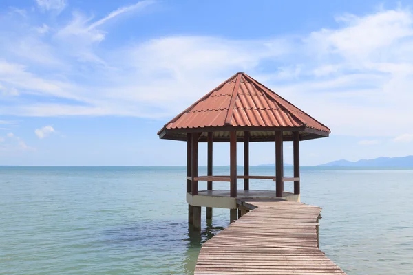 Masse en bois avec pavillon dans la mer — Photo