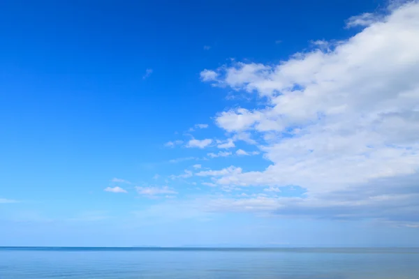 Ciel bleu avec nuage — Photo