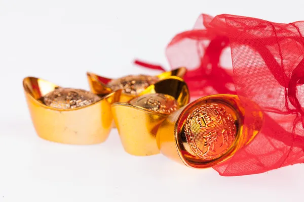 Ouro chinês em uma saqueta vermelha — Fotografia de Stock