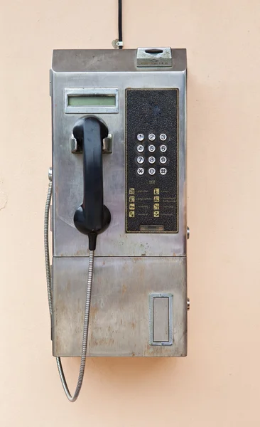 Телефон-автомат на стене — стоковое фото
