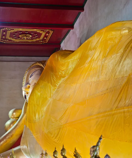 Nahaufnahme goldener liegender Buddha in Thailand — Stockfoto