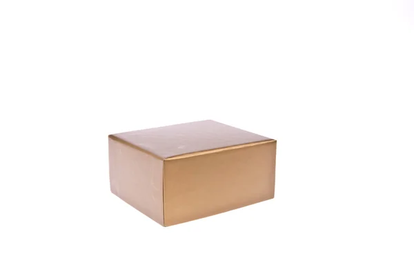 Золота паперова коробка ізольована на білому тлі — стокове фото