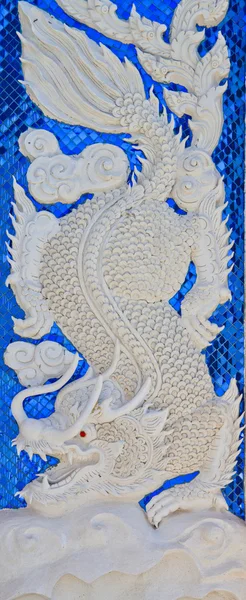 Dragón blanco en una pared azul — Foto de Stock