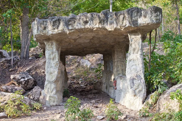Каменная хижина в зоопарке — стоковое фото