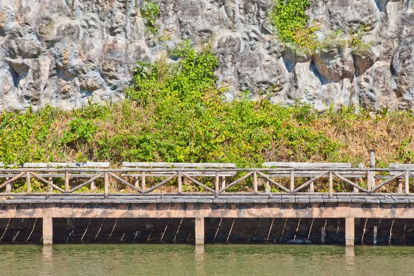 A wooden bridge in a park — Stock Photo, Image