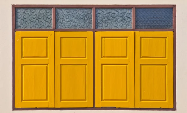 Fenêtre traditionnelle jaune style thaï — Photo