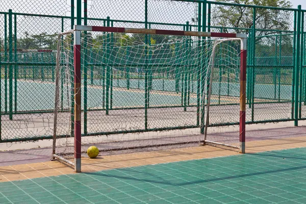 Velha bola em um gol — Fotografia de Stock