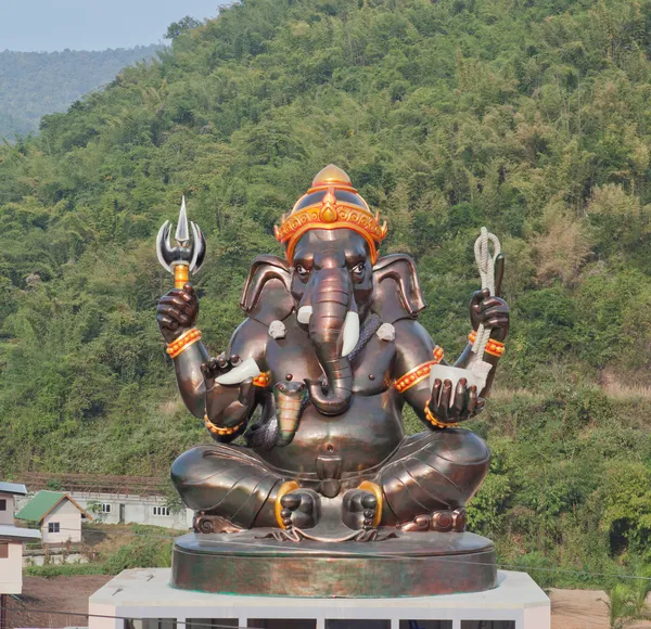 Гигантский индуистский бог Ганеш на крыше здания в храме в Тха — стоковое фото