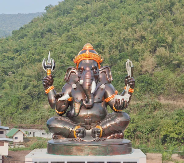 Deus Hindu Gigante Ganesh no topo do edifício em um templo em Tha — Fotografia de Stock