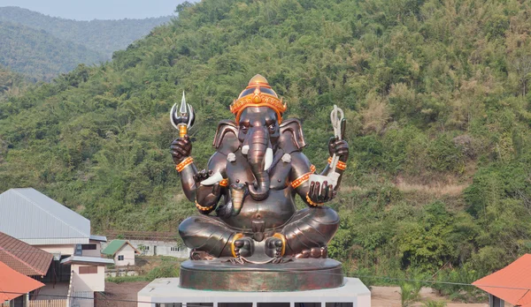 Gigante dio indù Ganesh in cima all'edificio in un tempio a Tha — Foto Stock