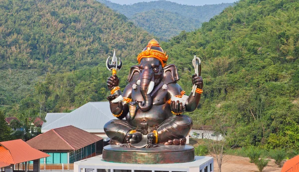 Reus hindoe-god ganesh op de top van het gebouw in een tempel in tha — Stockfoto