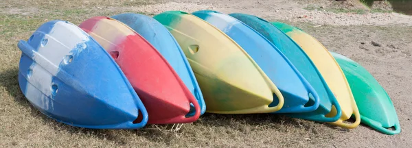 Barco colorido al revés en la orilla —  Fotos de Stock