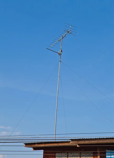 屋根の上のテレビやラジオのアンテナ — ストック写真