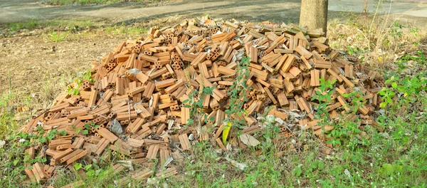 Stapel van afgedankte bakstenen — Stockfoto