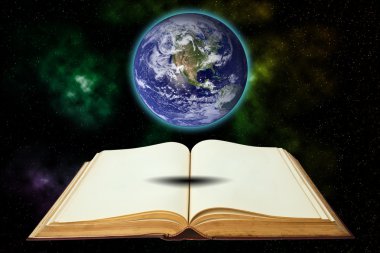 Beyaz arka plan üzerinde izole earth ile eski kitap açıldı