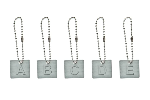 文字 a ～ e と銀の金属鍵タグ — ストック写真