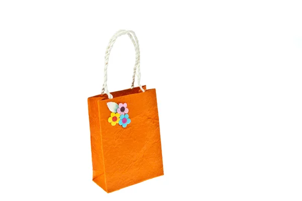 Saco de papel de amoreira laranja isolado no fundo branco — Fotografia de Stock