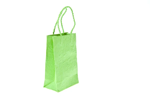 Зеленый шелковичный бумажный пакет на белом фоне — стоковое фото