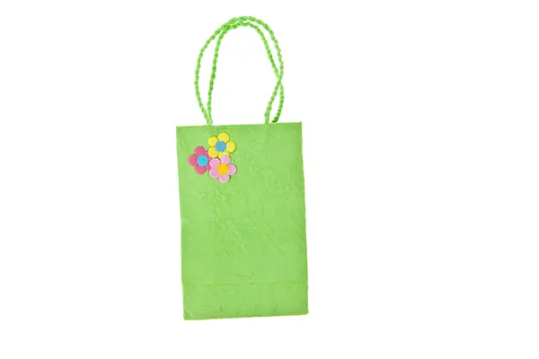 Grüne Maulbeerpapiertasche isoliert auf weißem Hintergrund — Stockfoto