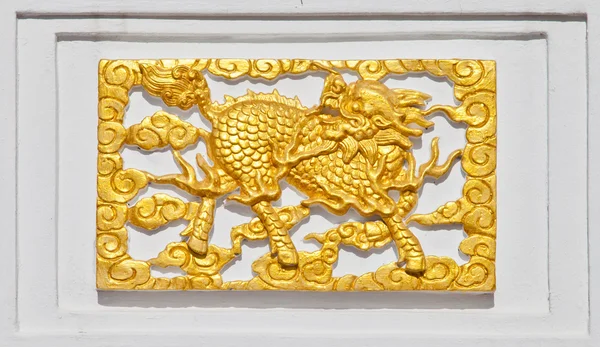 Golden dragon på templet vägg — Stockfoto