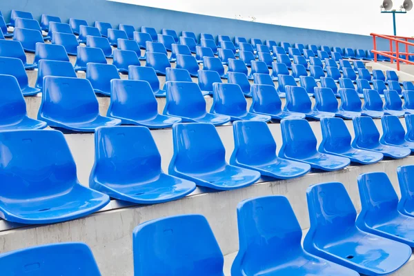 Assentos azuis de plástico em um estádio na Tailândia — Fotografia de Stock