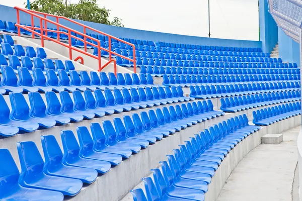 Assentos azuis de plástico em um estádio na Tailândia — Fotografia de Stock