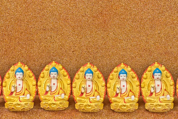 Статуя Будди на стініBoeddha standbeeld op een muur — Stockfoto