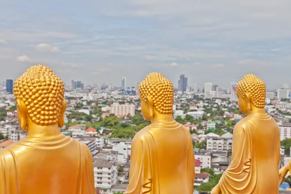 Socha Buddhy zpoza pohled na město bangkok — Stock fotografie