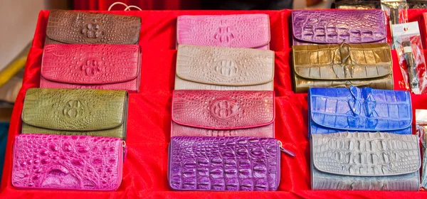 Set de colorido bolso de mano de piel de cocodrilo — Foto de Stock