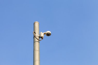 Mavi gökyüzündeki güvenlik kamerası