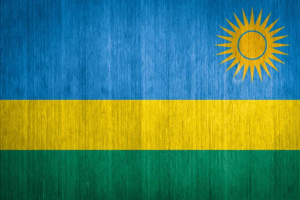 Bandiera Ruanda su sfondo legno — Stok fotoğraf