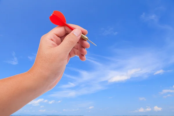 Hand mit Pfeil auf blauem Himmel — Stockfoto