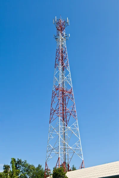 Mobilní telefon opakovač Anténa vysílače v modré obloze — Stock fotografie