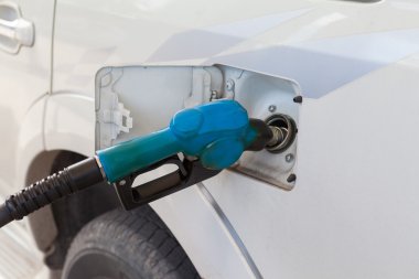 Araba dolgu yakıt gaz istasyonu