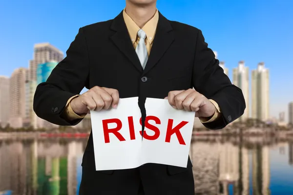 Word risk kırmızı ile işadamı yırtık kağıt — Stok fotoğraf