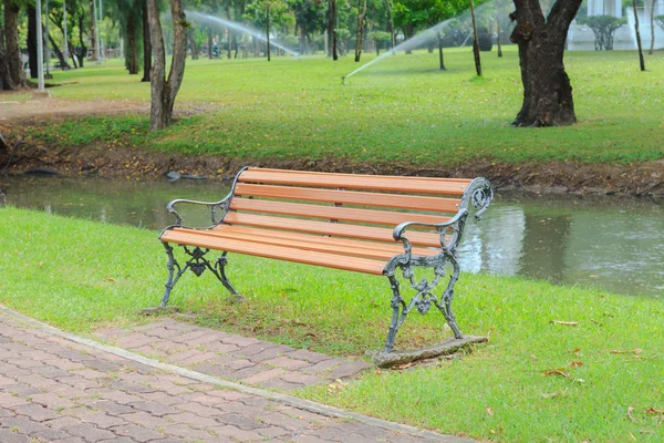 Bench in public park — Stock Photo, Image