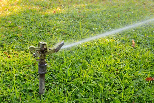 Aspersor de agua en el parque al aire libre — Foto de Stock