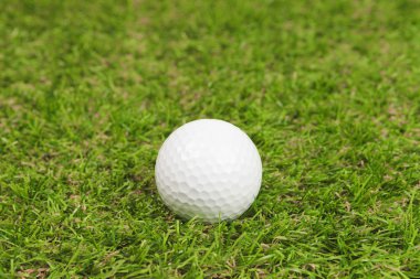 Yeşil çimlerin üzerinde golf topu