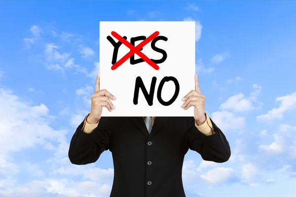 Бизнесмен показывает слова "нет" на бумажной доске — стоковое фото