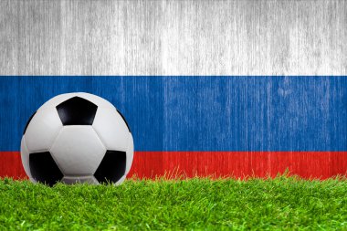 Futbol topu ile Rusya bayrağı arka plan çimenlerin üzerinde