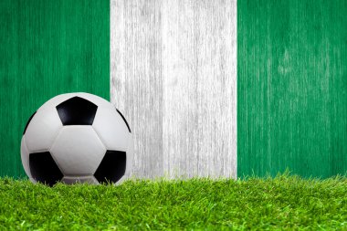Nijerya bayrak arka plan ile çim futbol topu